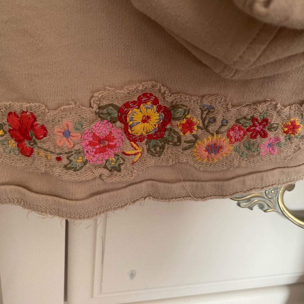 Cropped shirt with button and flowers - Picture 11 of 12